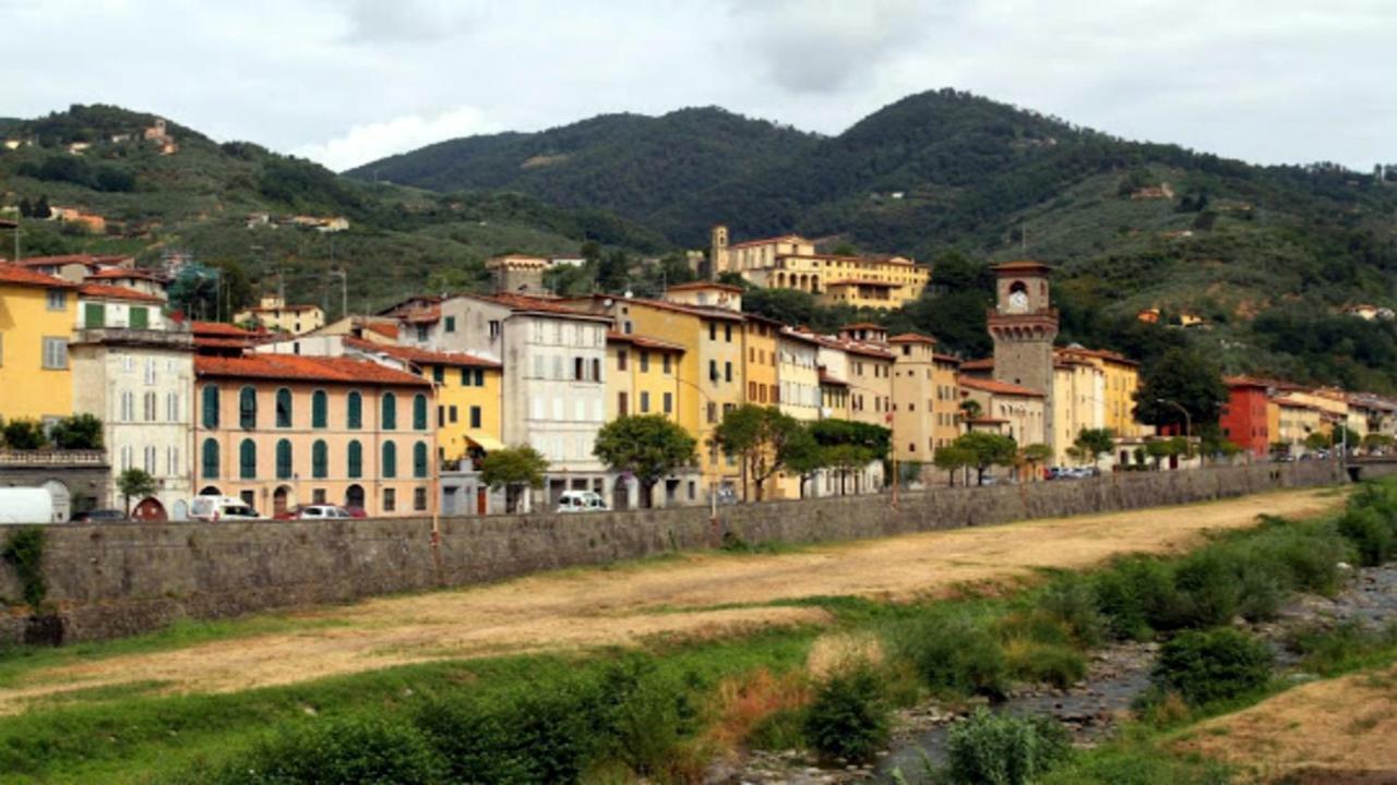 Casa Vacanza Ilia Pescia Bagian luar foto